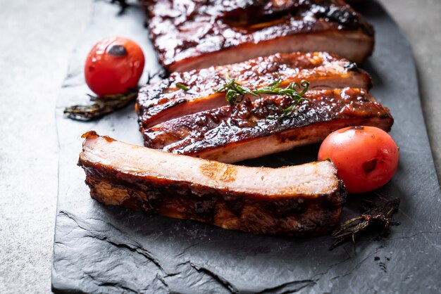 gegrilde barbecue varkensribbetjes