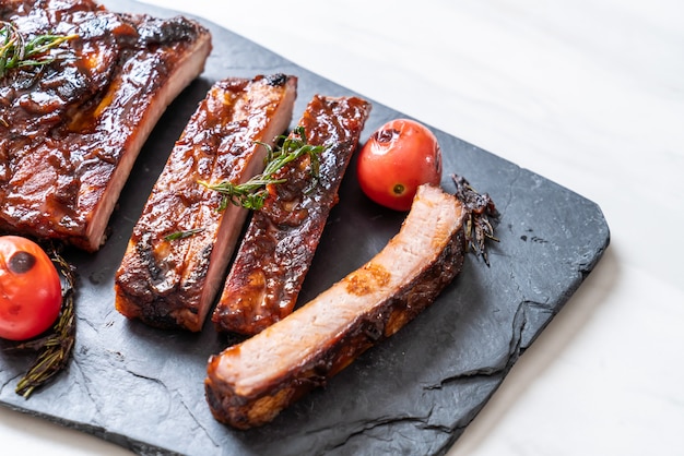 gegrilde barbecue varkensribbetjes