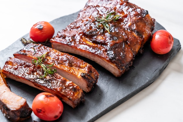 gegrilde barbecue varkensribbetjes