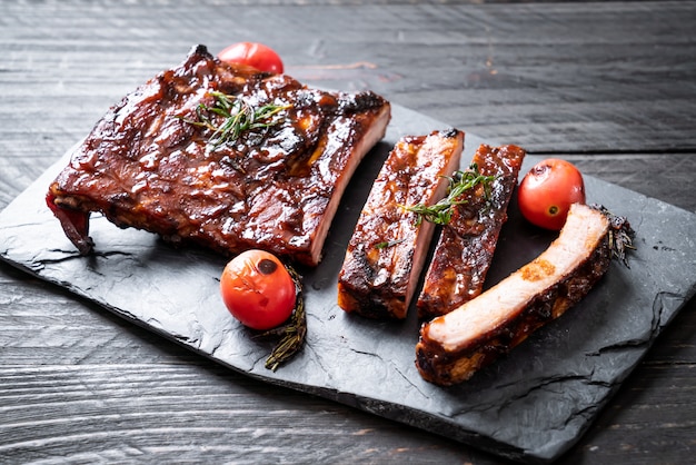 gegrilde barbecue varkensribbetjes