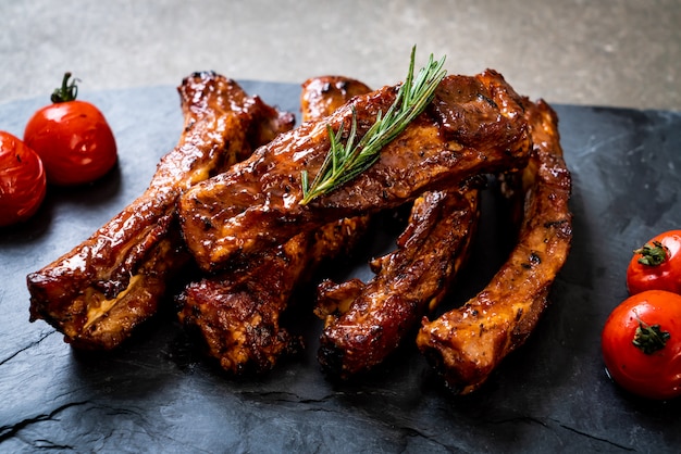 gegrilde barbecue varkensribbetjes