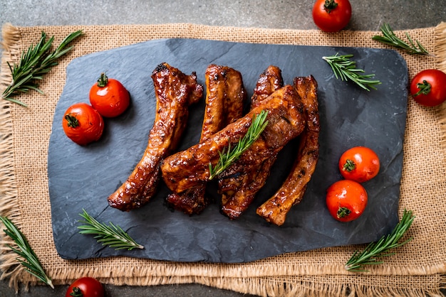 Gegrilde barbecue varkensribbetjes