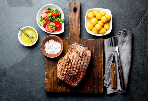 Gegrilde biefstuk geserveerd op een houten bord