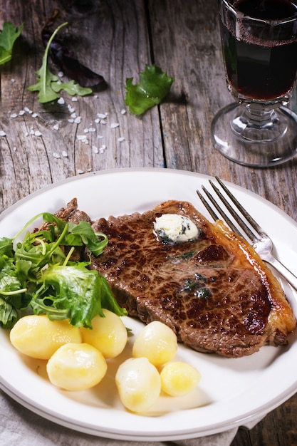 Foto gegrilde biefstuk met aardappelen