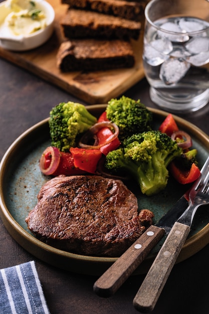 Gegrilde biefstuk met groenten. vlees met gegrilde paprika, broccoli en uien