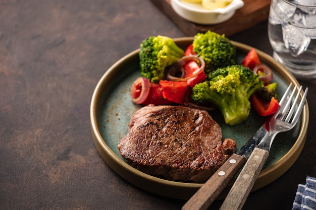 Gegrilde Biefstuk Met Groenten. Vlees met gegrilde paprika, broccoli en uien