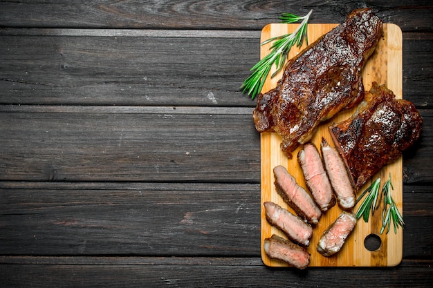 Gegrilde biefstuk met kruiden en specerijen