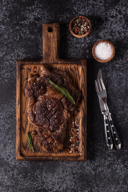 Gegrilde biefstuk met kruiden op een houten bord