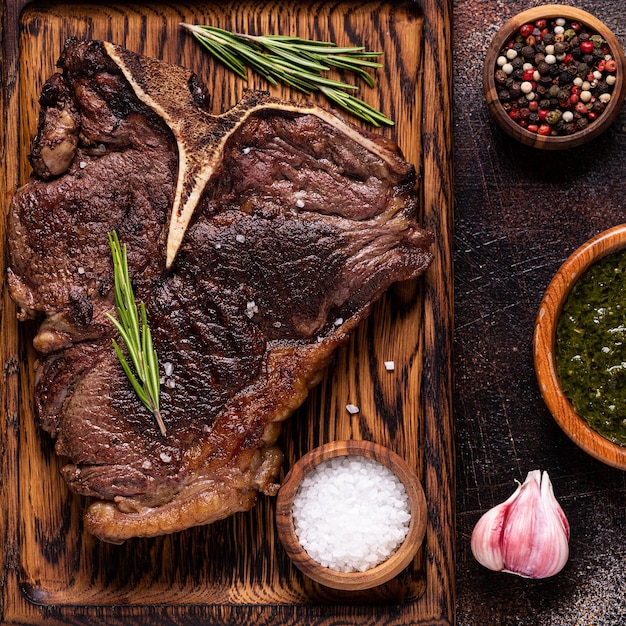 Gegrilde biefstuk met kruiden op een houten bord