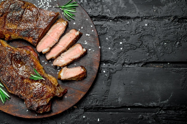 Gegrilde biefstuk op een snijplank