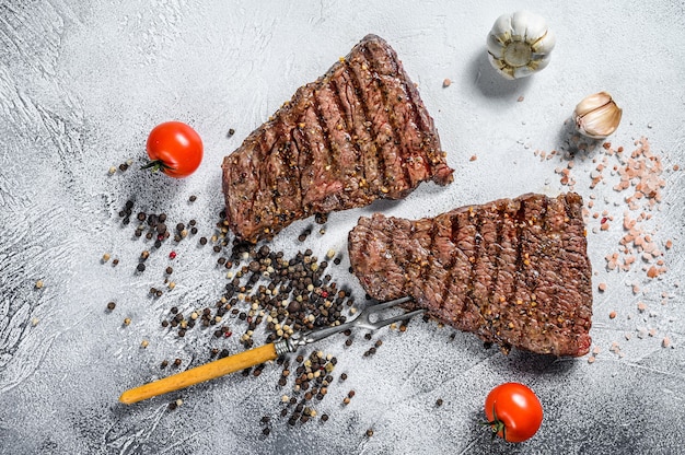 Gegrilde biefstuk op tafel