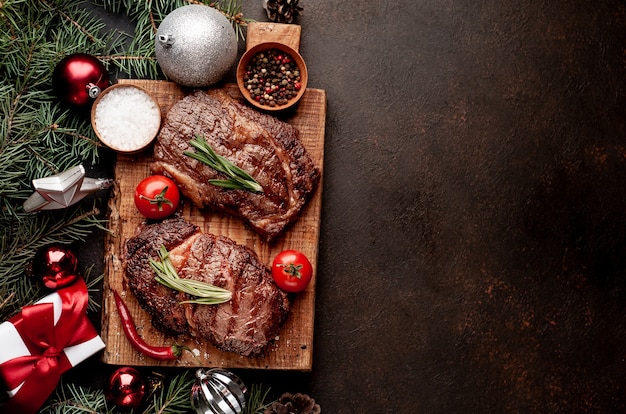 gegrilde biefstuk ribeye en cadeaus voor Kerstmis