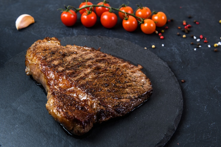 Foto gegrilde biefstuk ribeye zeldzaam op plaat
