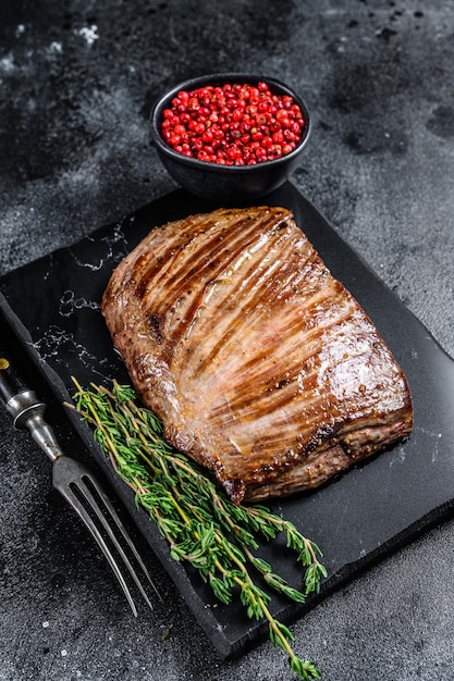 Gegrilde biefstuk van het zijrundvlees op een marmeren bord