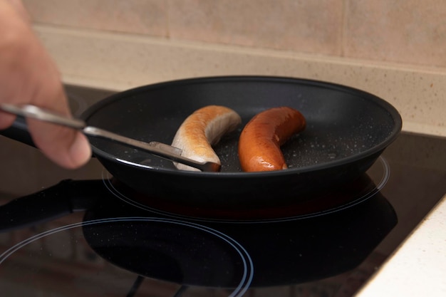 Gegrilde braadworst en bockwurst in een pan. Twee Duitse worsten. Duits voedselconcept.