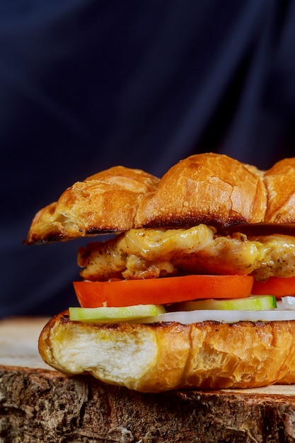 Gegrilde broodje kip met rode uien