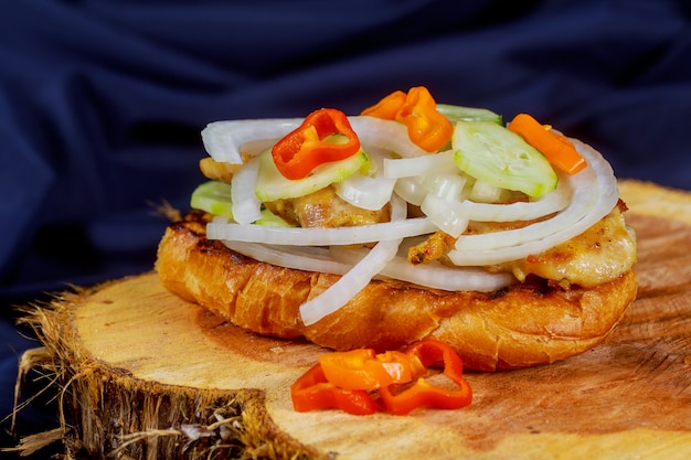 Gegrilde broodje kip met rode uien