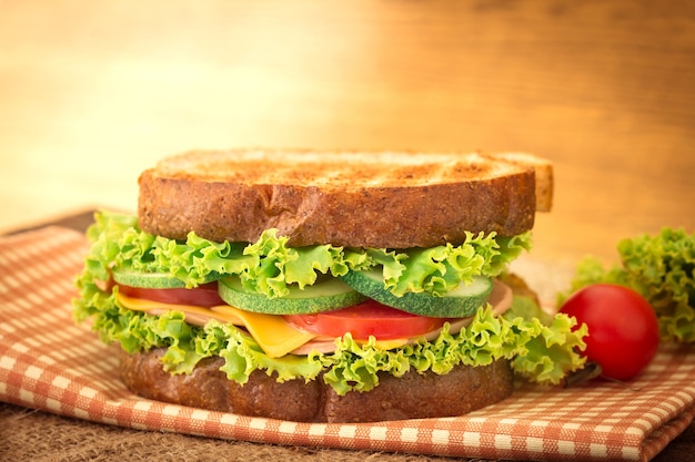 Gegrilde broodjes brood met spek, ham en kaas met plantaardig, gezond ontbijt