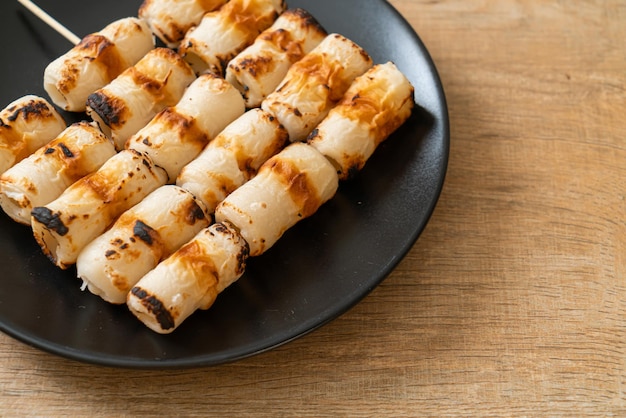 Gegrilde buisvormige vispastacake of buisinktvisspies op bord