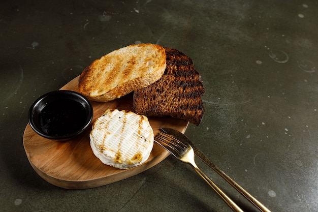 Gegrilde camembert met zwarte bessenjam