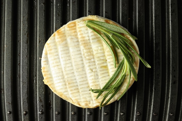 Gegrilde camembert op elektrische grill, close-up.