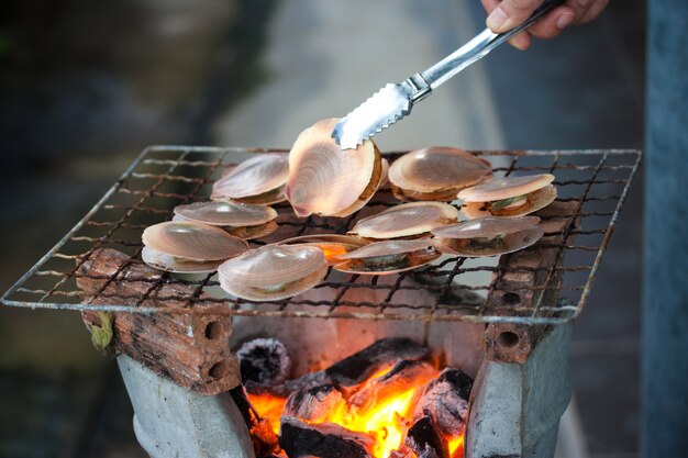 Gegrilde coquilles op de grill