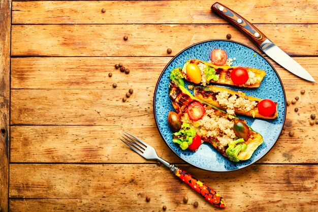 Gegrilde courgette met broccoli en quinoa.