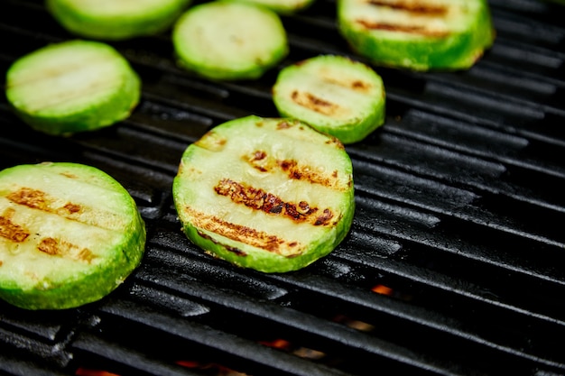 Gegrilde courgettegroente op enorme gasgrill