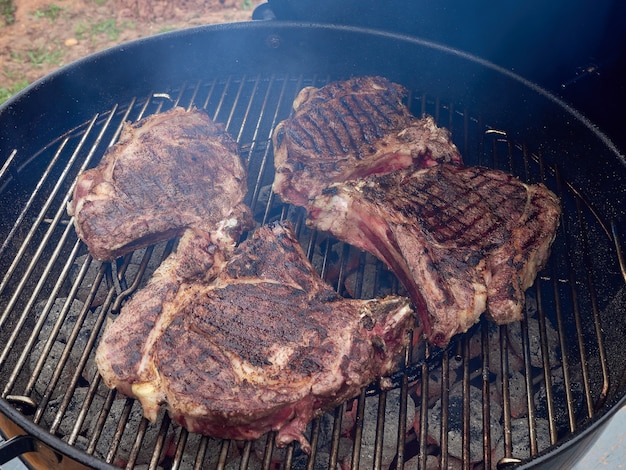 Gegrilde cowboy steak. ribeye steak op been op grillrooster.