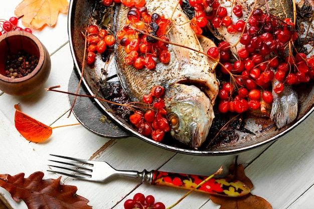 Gegrilde dorado met herfstbessen. Gebakken vis met viburnum.