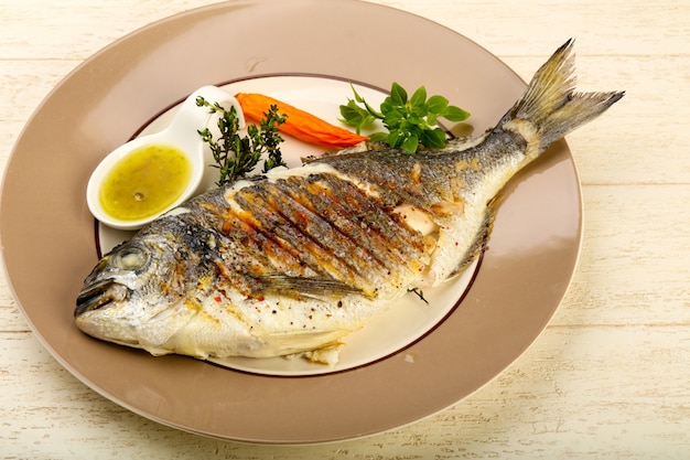 Gegrilde dorado vis