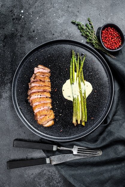 Gegrilde Eendenfilet Steaks Met Asperges. Bovenaanzicht