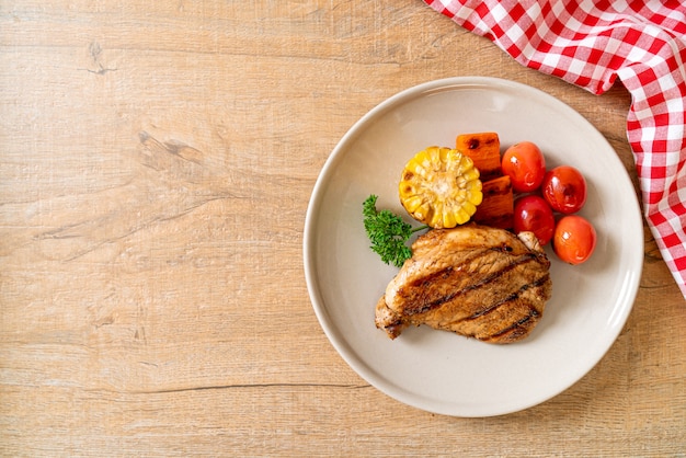 gegrilde en barbecue filet varkenslapje vlees met groente