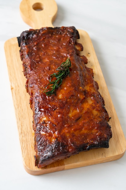 gegrilde en barbecue ribbetjes varkensvlees met BBQ saus