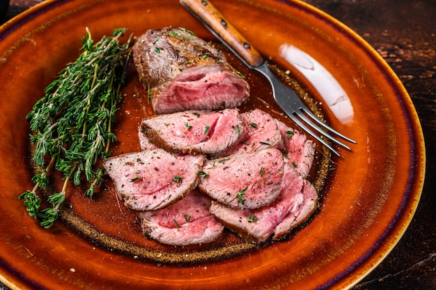 Gegrilde en gesneden lamsfilet vlees steak op een plaat