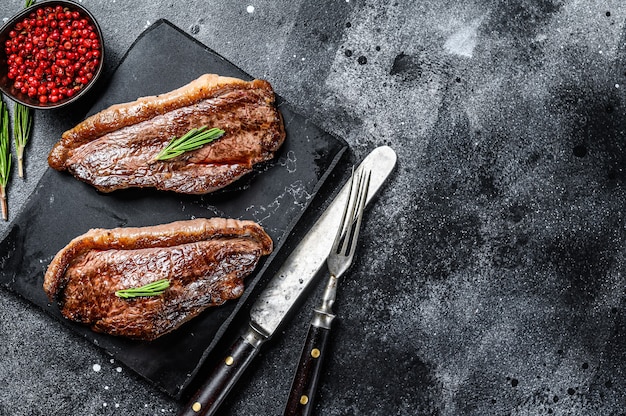 Gegrilde entrecote of picanha steak op een stenen snijplank