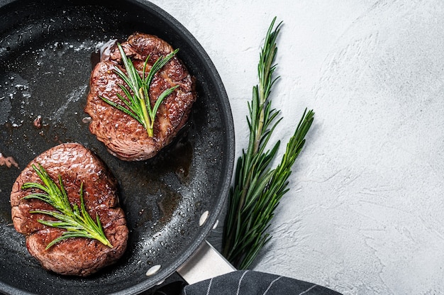 Gegrilde Filet Mignon ossenhaas vlees biefstuk in pan.