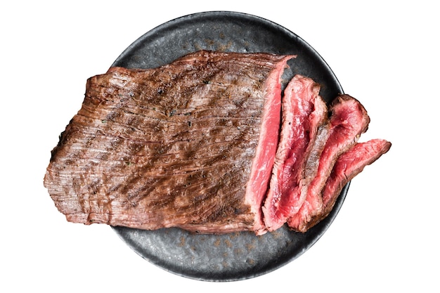 Gegrilde Flap of Flank Steak gesneden op een bord geïsoleerd op een witte achtergrond