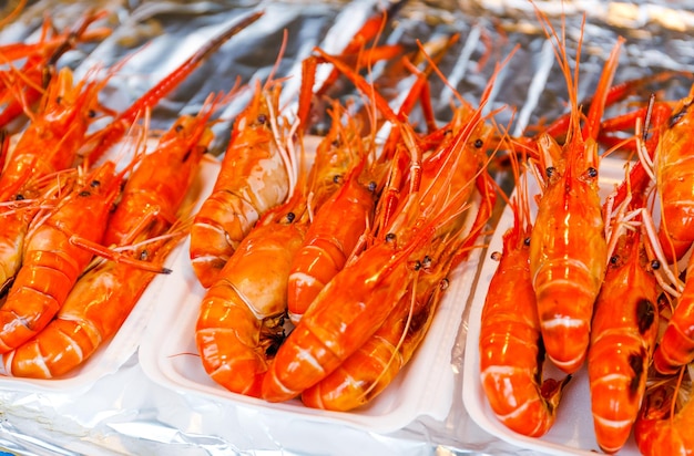 Gegrilde garnaal op de voedselmarkt