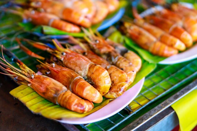 Gegrilde garnalen op bananenblad en plaat