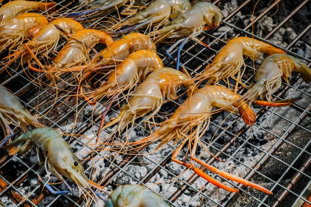 Gegrilde garnalen op houtskoolfornuis