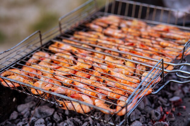 Gegrilde garnalengrill Gegrilde gamba's In de zomer wordt een grote garnaal gebakken Zomer met grill en zeevruchten Garnalen aan zee Gegrilde zeevruchten Heerlijke gegrilde zeevruchten Zomers eten op tafel