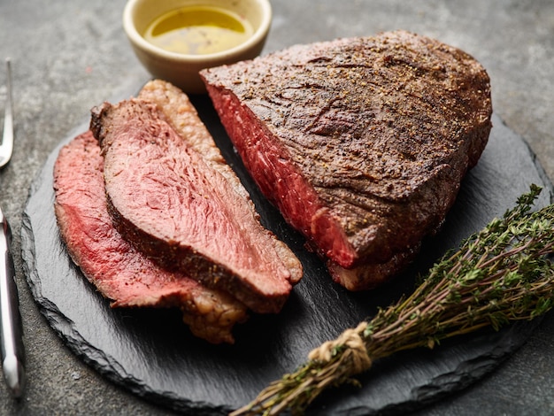 Gegrilde gesneden cap rumpsteak met zout op houten snijplank Marmeren vlees rundvlees Braziliaanse picanha