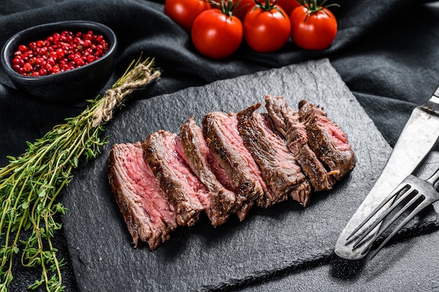 Gegrilde gesneden zijsteak met kruiden en specerijen. Bovenaanzicht