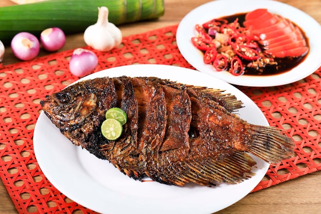 Gegrilde Gourami Ikan Bakar of Gurame Bakar met Honing en Sojasaus Tomaat en Chili