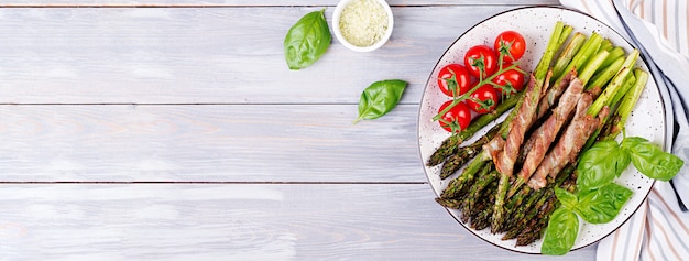 Gegrilde groene asperges omwikkeld met spek