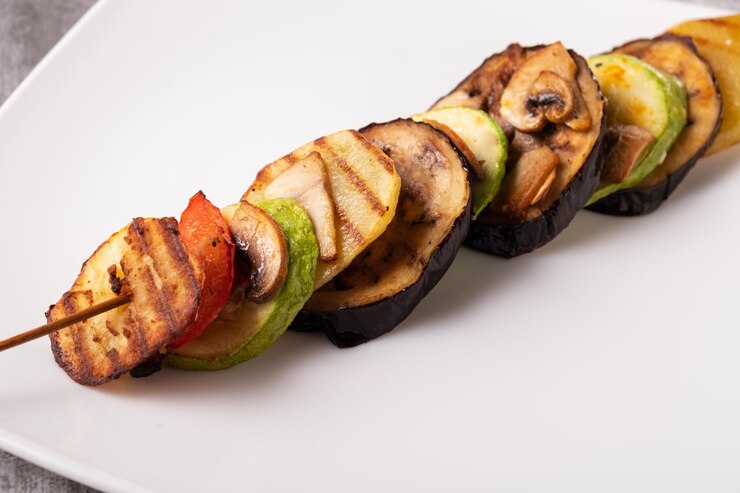 Gegrilde groente ratatouille op een wit bord