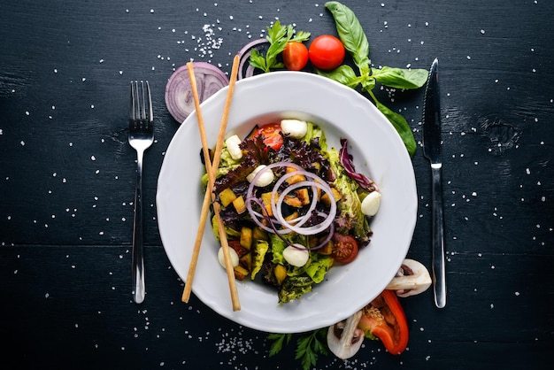 Gegrilde Groente Salade Champignons Feta Kaas En Olijfolie Op een zwarte houten ondergrond Vrije ruimte voor uw tekst Bovenaanzicht