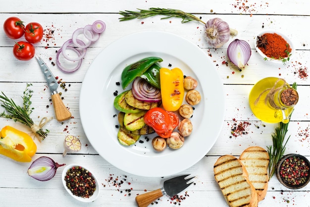 Foto gegrilde groenten courgette tomaten paprika ui bovenaanzicht vrije ruimte voor uw tekst