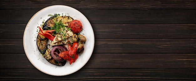 Gegrilde groenten met kaas en champignons in een bord